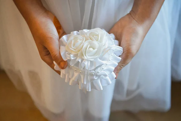 Hands Young Bridesmaid Holding White Satin Box Containing Wedding Rings — Stock Photo, Image