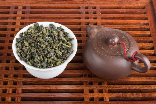Chá verde e bule de chá pequeno — Fotografia de Stock