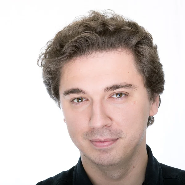 Gülümseyen genç adam. İzole