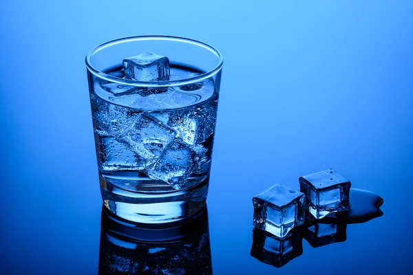 Wody pitnej z kostkami lodu — Zdjęcie stockowe
