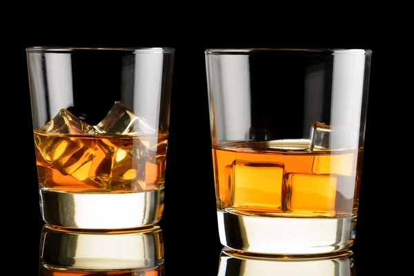 Två glas whisky med is — Stockfoto