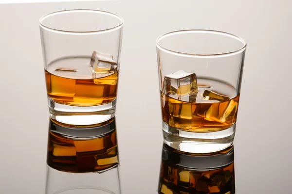 Två glas whiskey på klipporna — Stockfoto