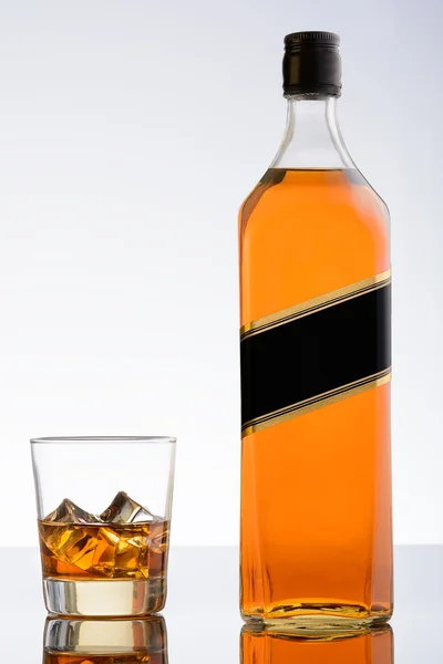 Flaska whiskey och glas med is — Stockfoto