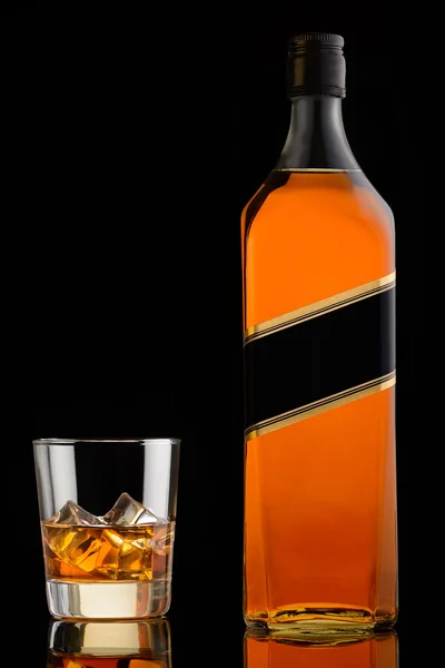 Whiskey i glas och flaska — Stockfoto