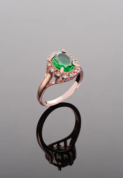 Smaragdgoldener Ring — Stockfoto