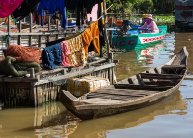 Kamboçya'daki bir gölde tekne