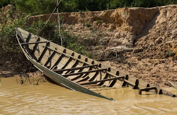 Barco hundido en agua oxidada — Foto de Stock