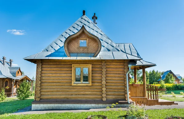 Hölzerne Windmühle auf einem sonnigen — Stockfoto