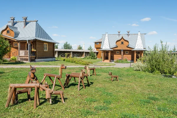 Cavalos de madeira e casas russas — Fotografia de Stock