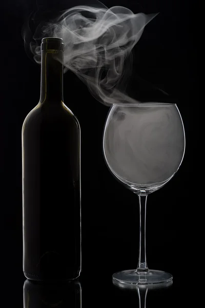 Rökning vin glas och flaska — Stockfoto