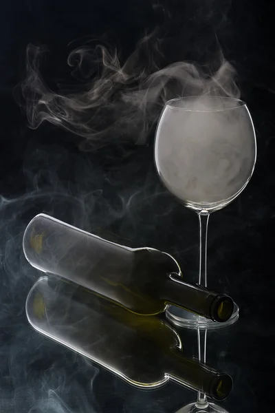 Röka glas vin och liggande flaska — Stockfoto