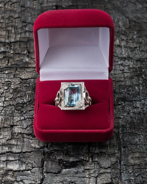 Anillo de topacio en caja — Foto de Stock