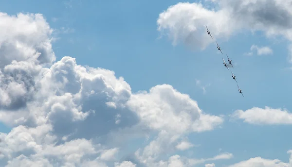 Летающие военные самолеты — стоковое фото