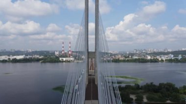 Dnipro nehrinin yukarısındaki Kyiv köprüsü yakınlarında uçan insansız hava aracı.