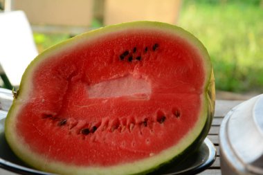 Masada dilimlenmiş olgun karpuz