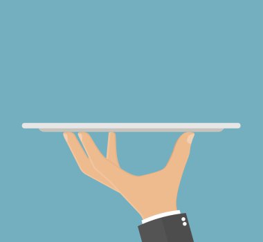 Boş bir gümüş tepsi tutan el