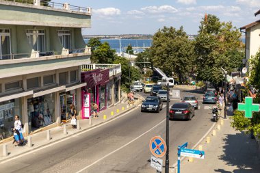 Sozopol. Burgaz Bulgaristan - 07: 24 2021: Güneşli bir yaz gününde Sozopol 'un merkezinden görüntü. İnsanlar ve arabalar sokakta görülebilir.