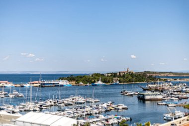 Sozopol, Burgaz Bulgaristan - 07.25.2021: Bulgaristan 'daki Sozopol marinasının gün ortası manzarası.