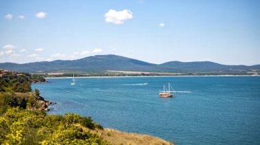 Bulgaristan 'ın Sozopol sahili manzaralı. Fotoğrafta bir tekne var.
