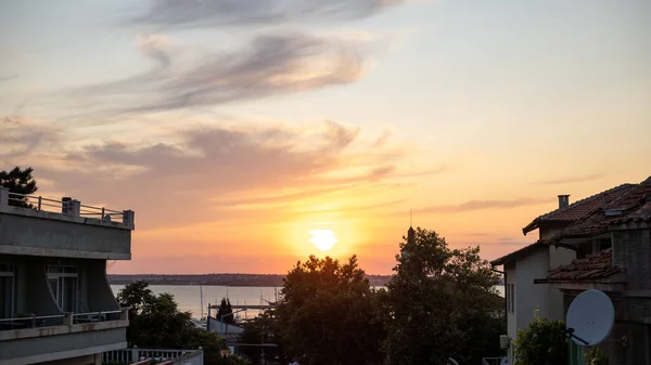 从保加利亚索佐波尔市中心看到的日落 黑海就在远方 — 图库照片
