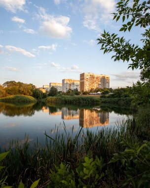 Drujba Gölü 'nden Bulgaristan' ın Sofya kentindeki Drujba yerleşim bölgesinin bahar manzarası.