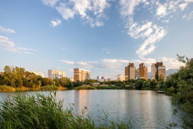 Drujba Gölü 'nden Bulgaristan' ın Sofya kentindeki Drujba yerleşim bölgesinin bahar manzarası.