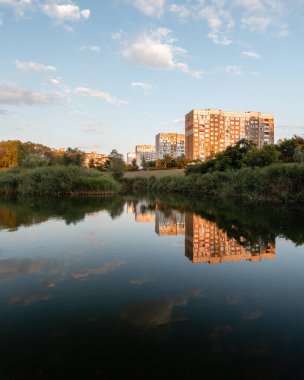 Drujba Gölü 'nden Bulgaristan' ın Sofya kentindeki Drujba yerleşim bölgesinin bahar manzarası.