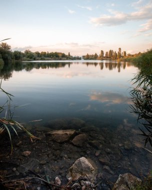 Bulgaristan 'ın Sofya kentindeki Drujba yerleşim bölgesindeki gölün bahar manzarası 