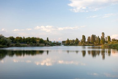 Bulgaristan 'ın Sofya kentindeki Drujba yerleşim bölgesindeki gölün bahar manzarası 