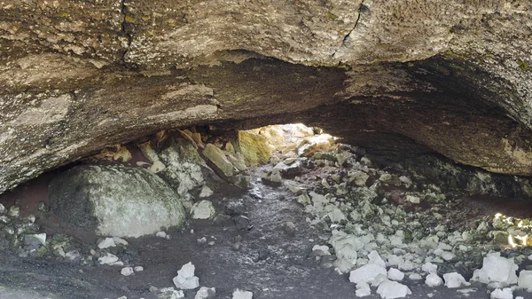 Bahar İzlanda volkanik mağarada