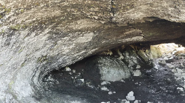 Bahar İzlanda volkanik mağarada