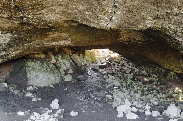 Bahar İzlanda volkanik mağarada