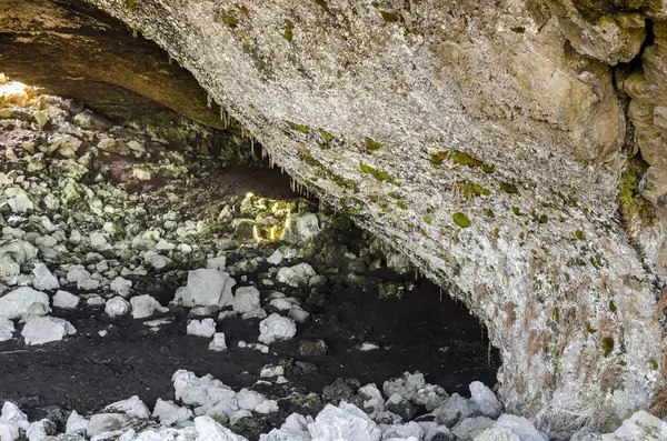 Bahar İzlanda volkanik mağarada