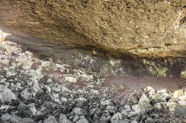 Bahar İzlanda volkanik mağarada