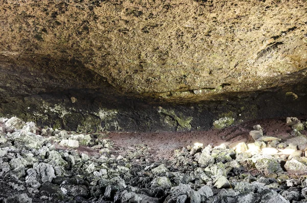 Caverna vulcânica na Islândia na primavera — Fotografia de Stock