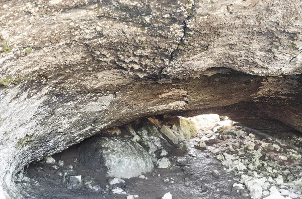 Bahar İzlanda volkanik mağarada