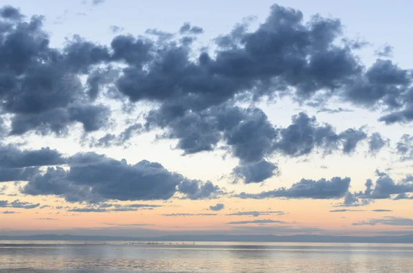 Gün batarken Baykal Gölü yağmur