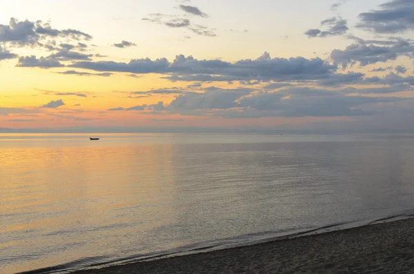 Gün batarken Baykal Gölü yağmur
