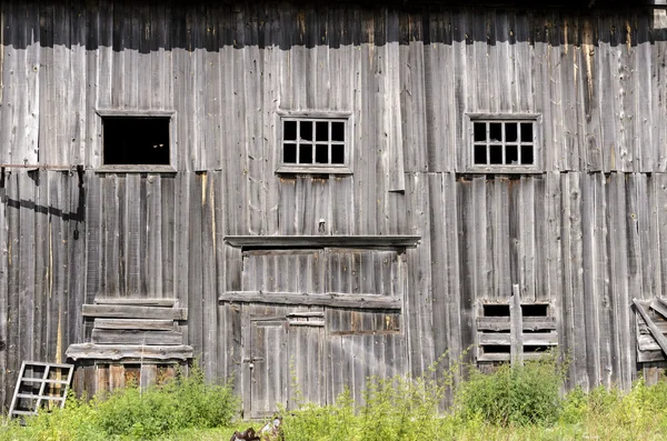 Старые деревянные окна амбара — стоковое фото
