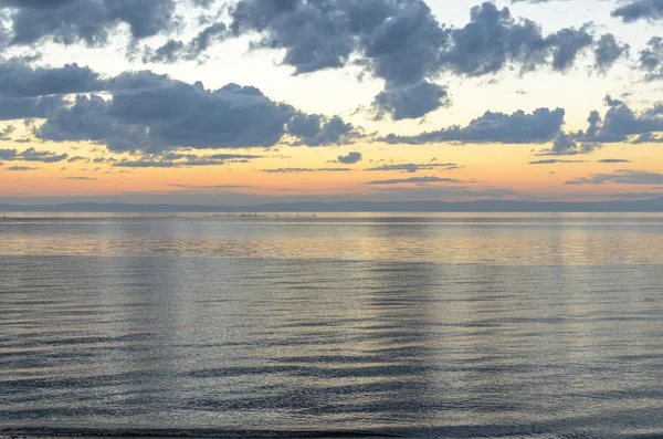 Gün batarken Baykal Gölü yağmur