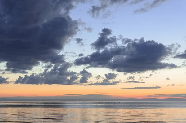 Gün batarken Baykal Gölü yağmur