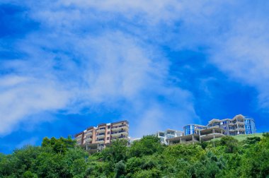 Gökyüzü ve dağlar Mogren plaja görünümünü. Budva. Karadağ