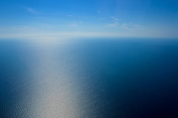 View from airplane window. The sea and the sky — Stock fotografie