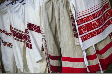 Slav giyim, gömlek ve etek