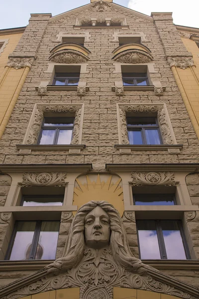 Facade of an old European building with bas-reliefs — Stock Photo, Image