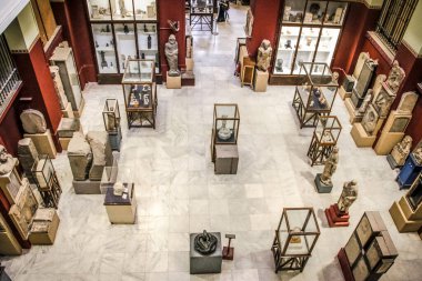 Kahire, Mısır - Ocak 2020: Eski Kahire Müzesi 'nde antik sergiler. Kahire, Mısır.