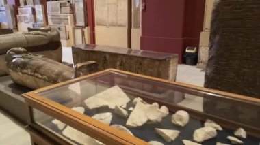 Kahire, Mısır - Ocak 2020: Eski Kahire Müzesi 'nde antika turu. Kahire, Mısır