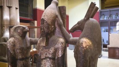 Kahire, Mısır - Ocak 2020: Eski Kahire Müzesi 'nde antika turu. Kahire, Mısır