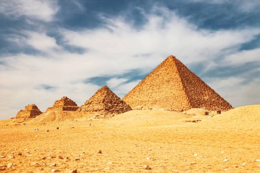 Antik Mycerinus Piramidi, Menkaura ve Queens Menkaurev Giza Piramitleri, Mısır.