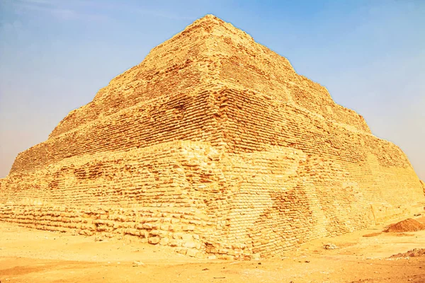 조저피라 이집트 의사하라 사막에 세워진 최초의 피라미드 사카라의 스텝피라 — 스톡 사진